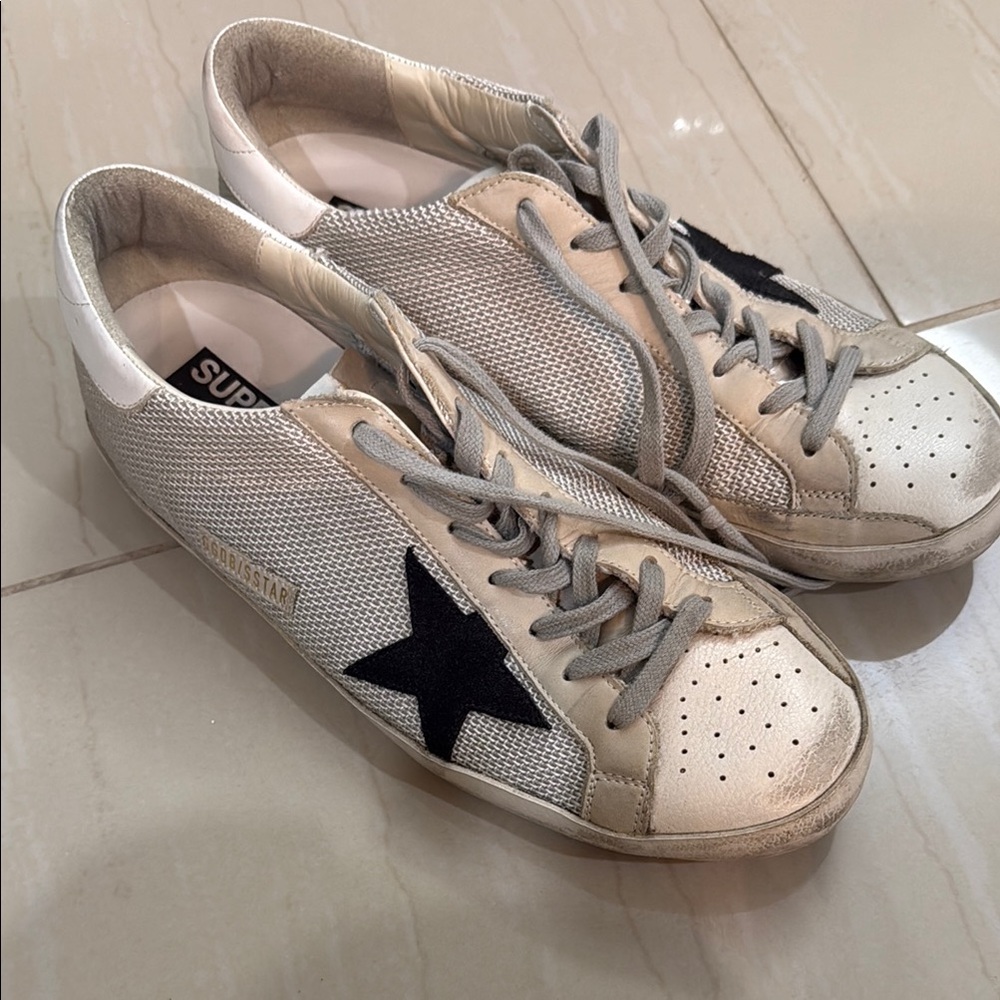 Stylish Sneakers with Black Star Accent